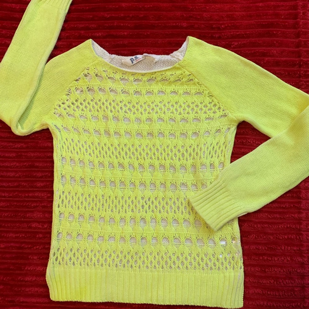 Gorgeous long sleeve sweatshirt with open design